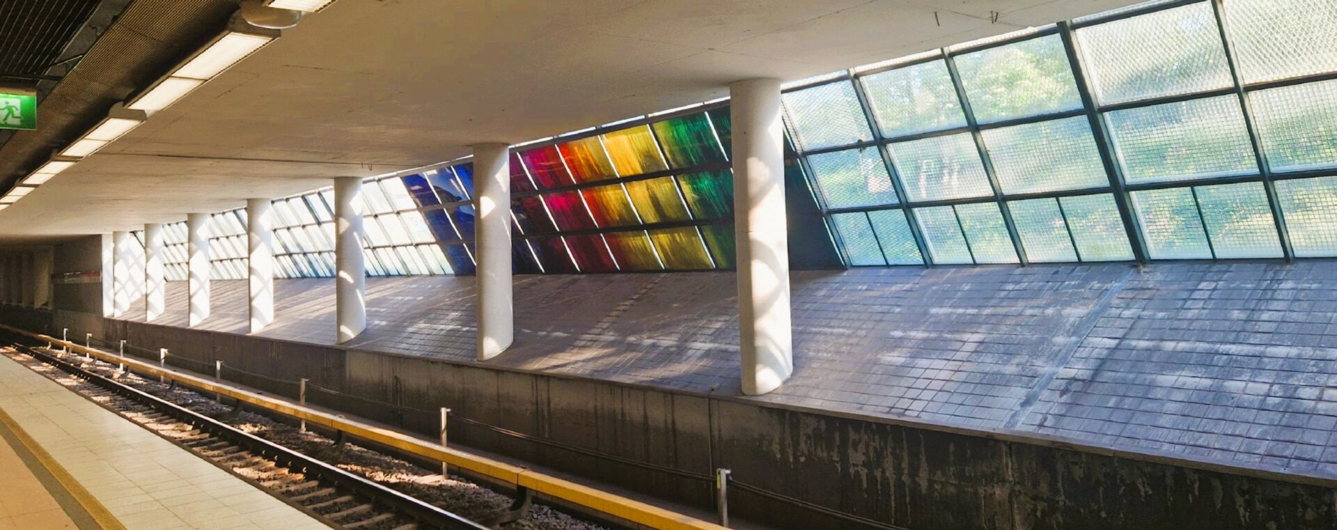 Valoisa metroasema.