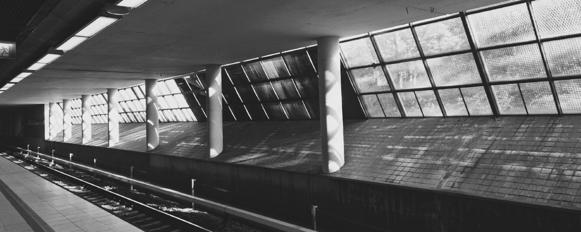 Synkkä metroasema.