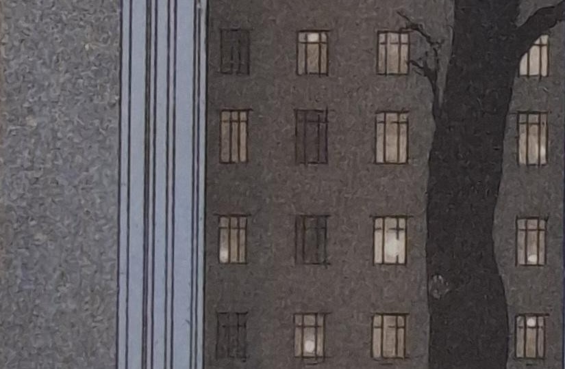 Osa grafiikkatyöstä, jossa on osa kerrostalosta, jossa muutama ikkuna on valaistu ja muutama on pimeänä.