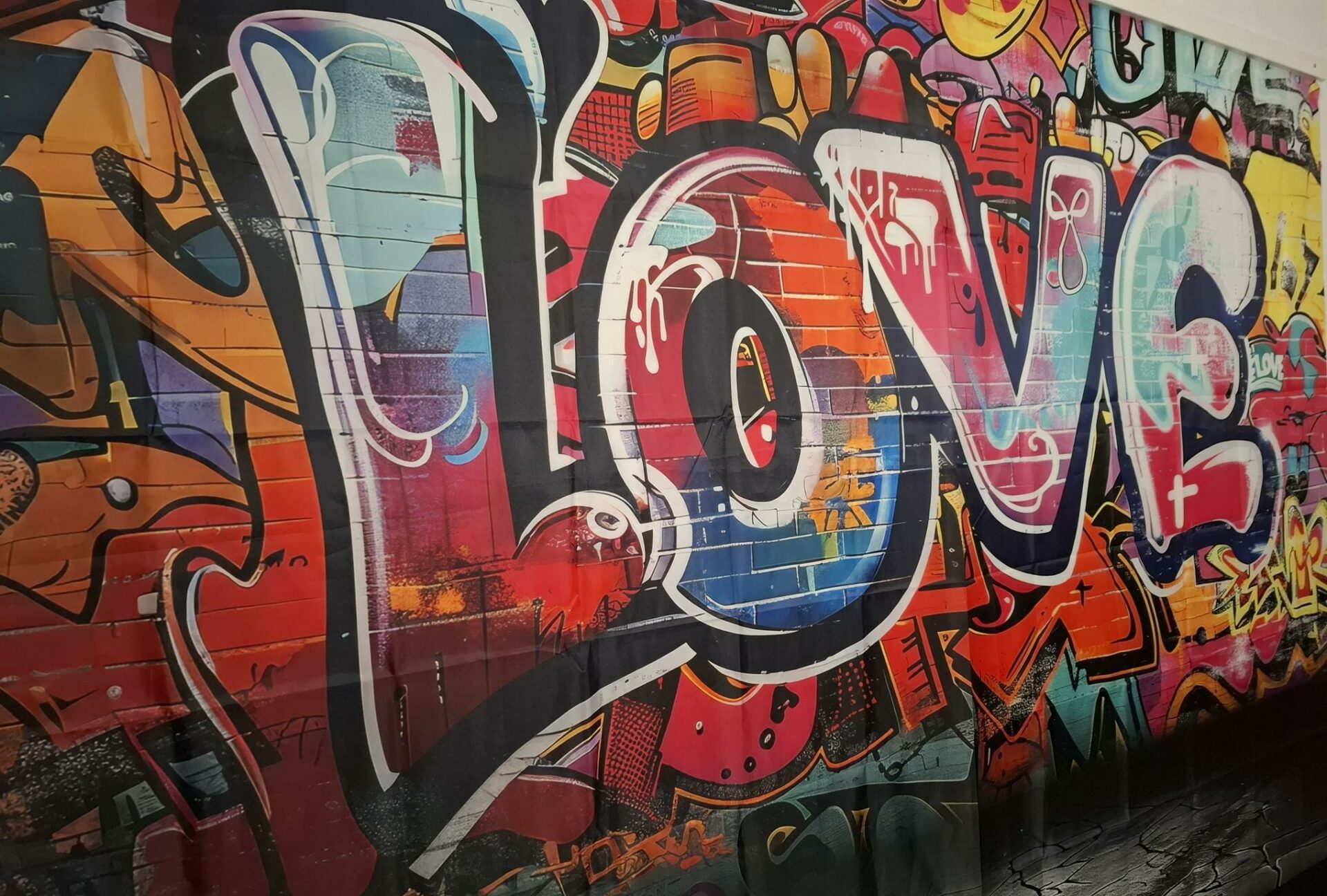 Kirjava graffitiseinä, jossa iso teksti Love.