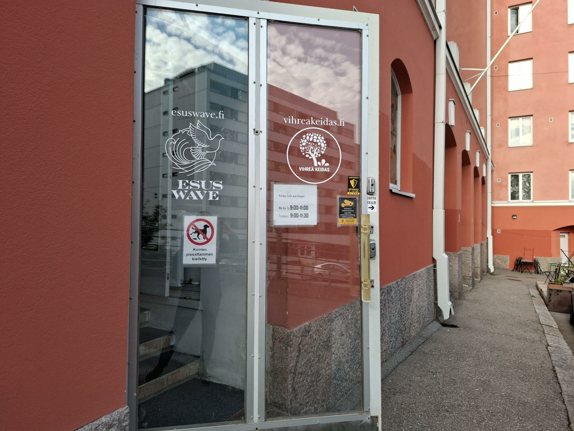 Lasiovet rapatun talon seinässä.