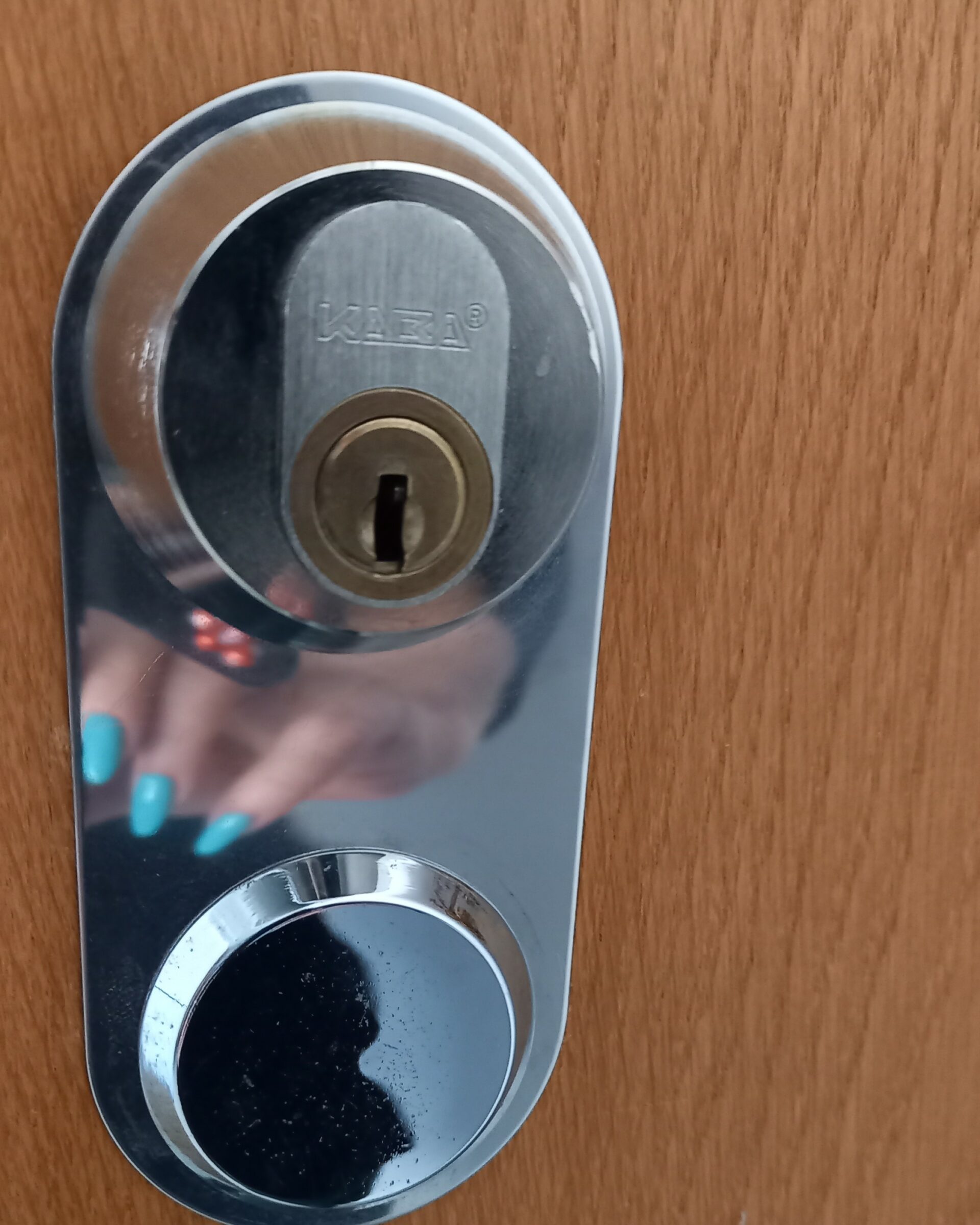 Oven lukko, jossa on avaimenreikä.