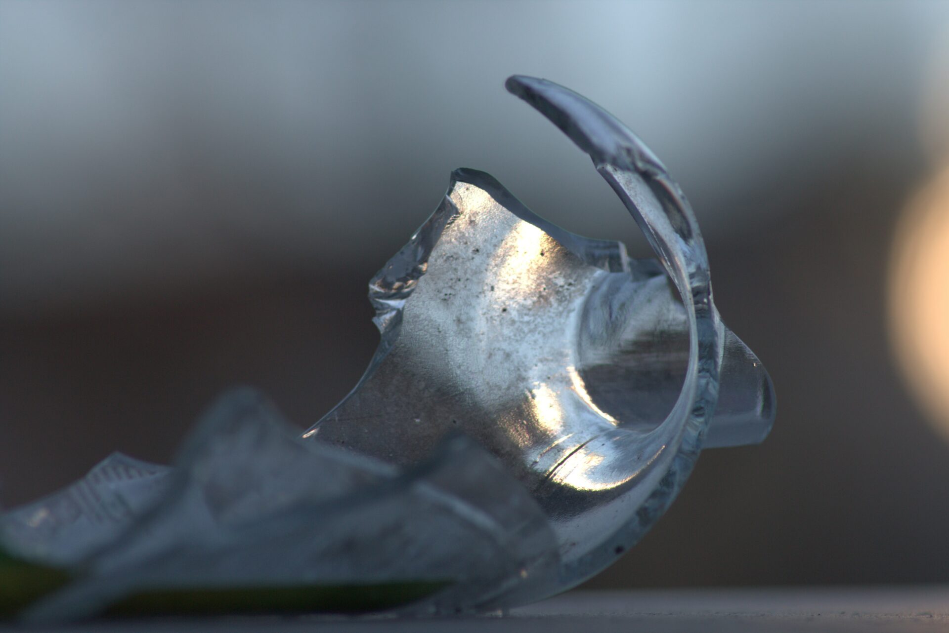 Rikkinäinen lasipullon osa.