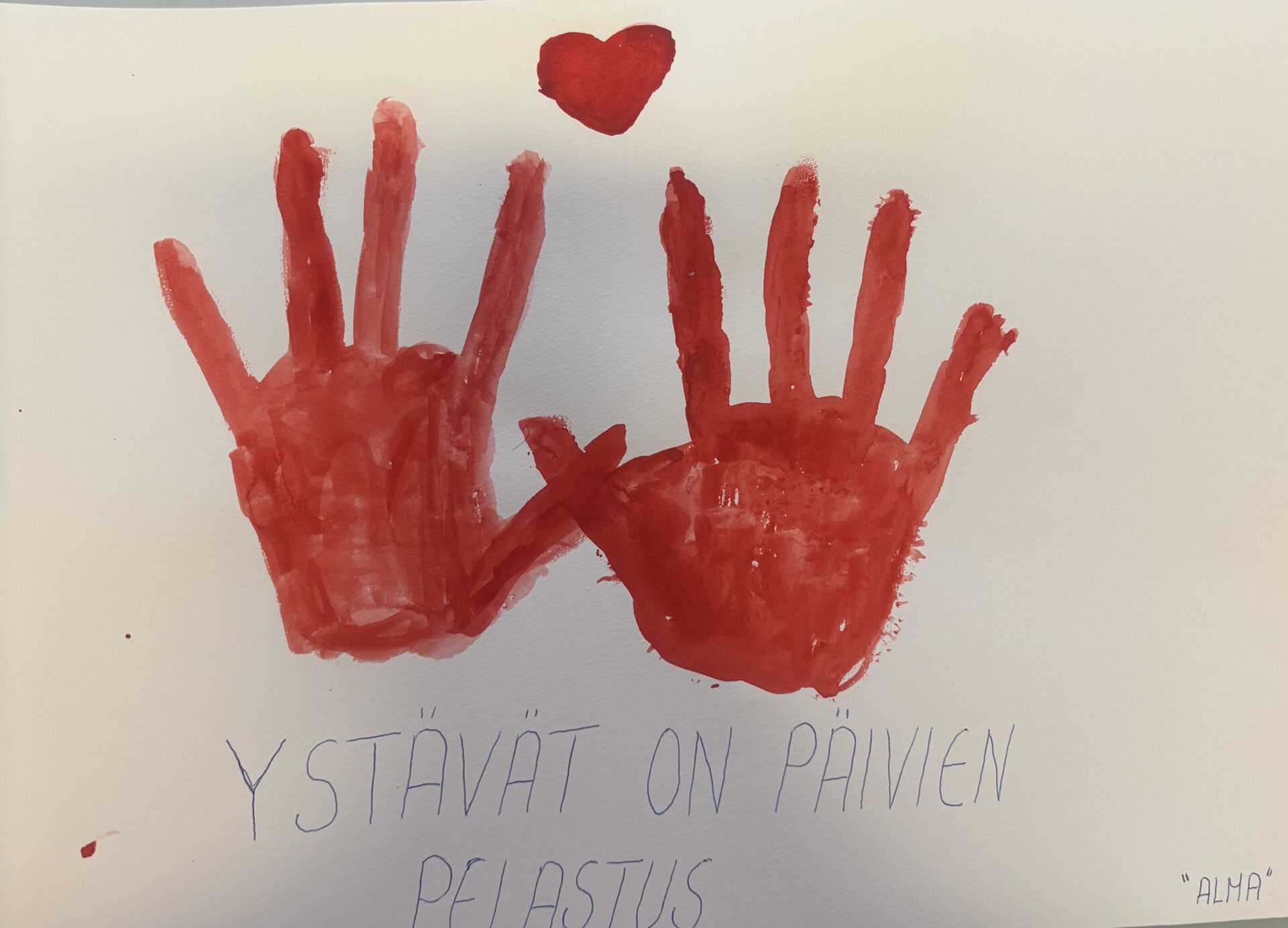 Kuvassa on kahdet kämmenen jäljet ja niiden yläpuolella sydän.