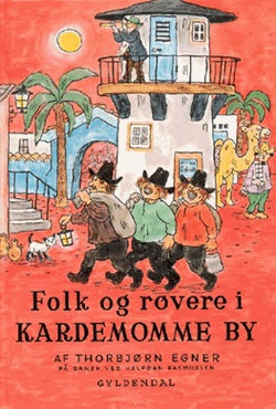 Kirjan kansi, jossa on teksti Folk og rövere i Kardemumme by. Kuvassa on kolme iloista piirroshahmoa, joilla on mustat lierihatut ja säkki selässä. Taustalla on torni, jossa piirroshahmo katsoo kaukoputkella. Tornin vieressä toinen hahmo taluttaa kamelia.